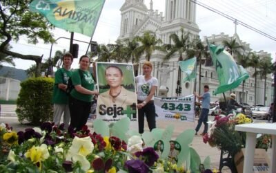 Miriam 4343 encerra campanha eleitoral com plantio de flores em cidades da região